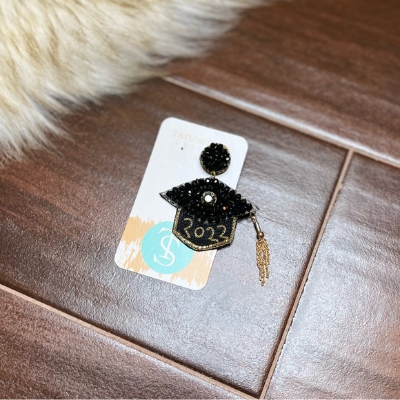 Taylor Shaye Designs - Black & Gold 2022 Graduation Cap Earrings - Picture 5 of 7